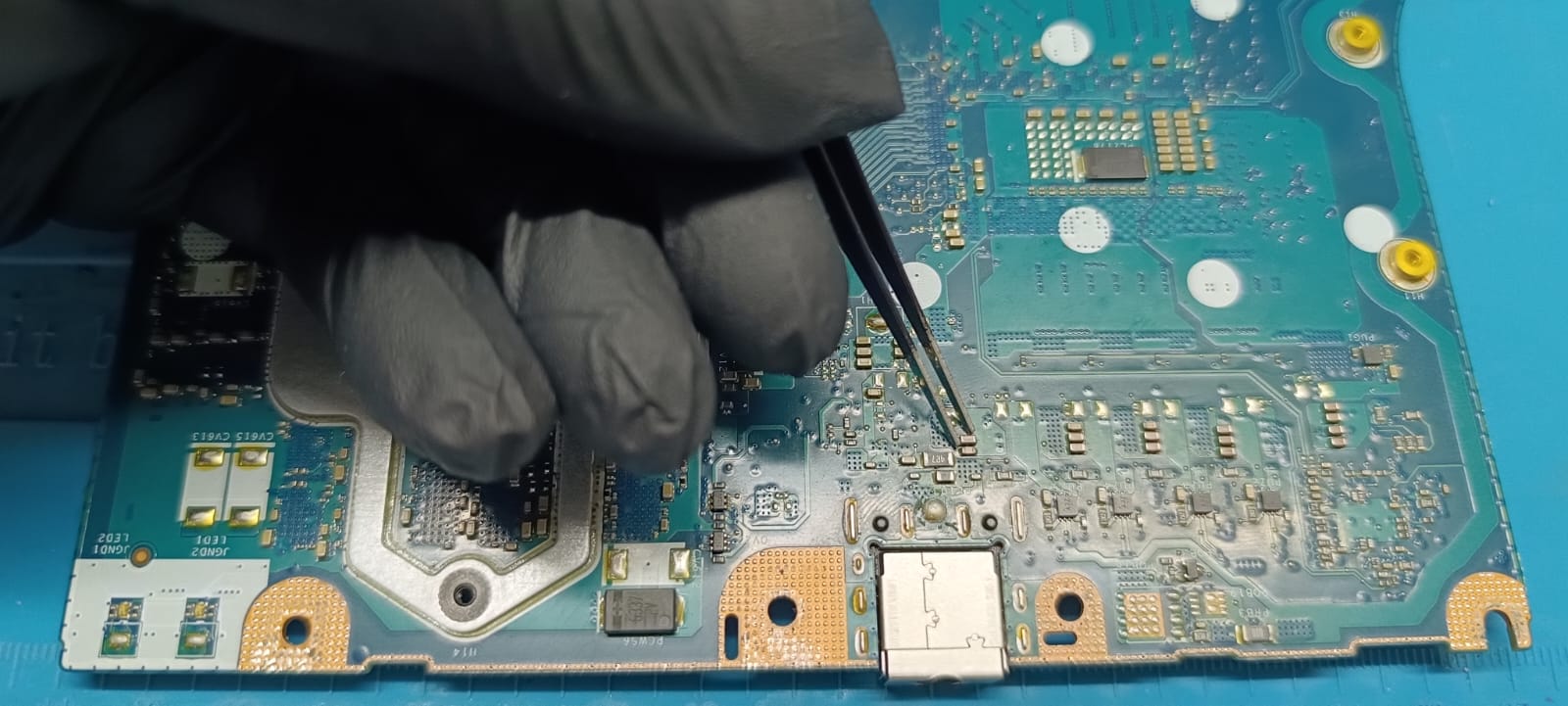 Componentes internos de notebook revisados en laboratorio Q-Tek